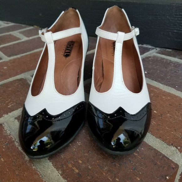 Royal Vintage/American Duchess Gatsby Two-Tone T-Straps (Black/White) - Picture 2 of 6
